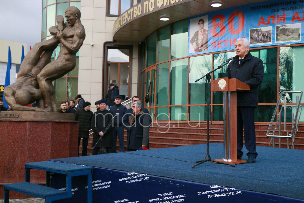 Памятник пятикратному чемпиону мира Али Алиеву